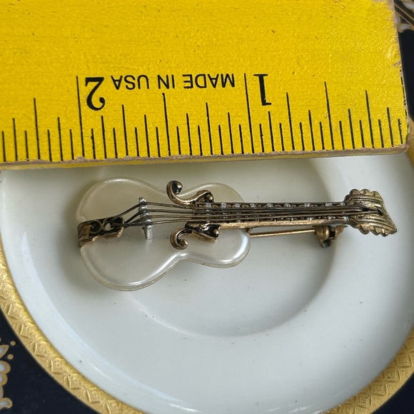 Vintage Gold and Mother-of-Pearl Guitar Brooch - Picture 5 of 7